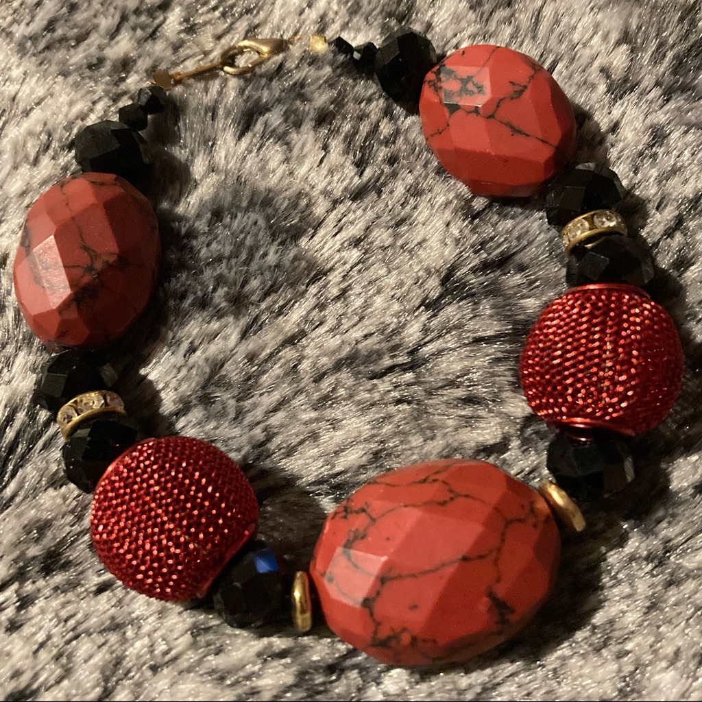 Red Howlite Electroplated Metal Bead Bracelet 7$